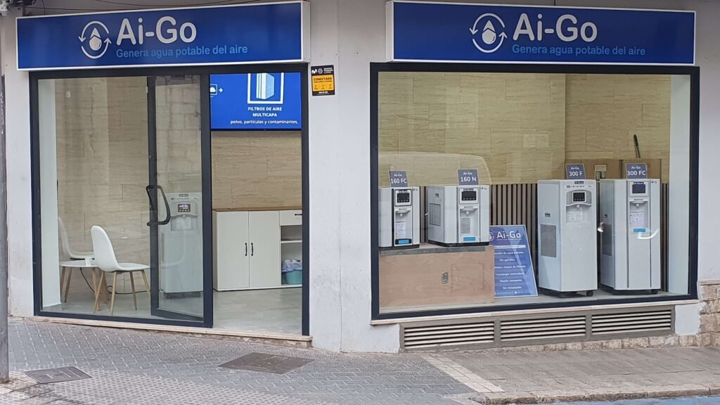 Imagen de la tienda Ai-Go en Inca, Mallorca, mostrando generadores atmosféricos de agua potable en la vitrina.